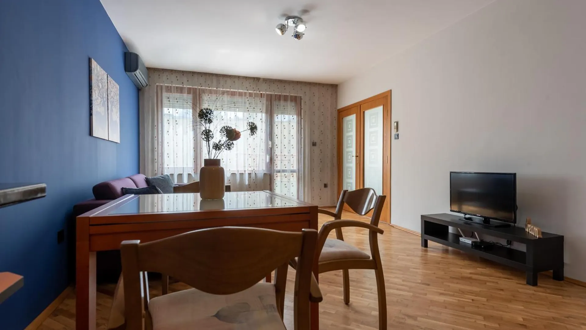 Burov Apartment - Artistic Apartment In The Heart Of Varna Suitable For Up To 4 Guests